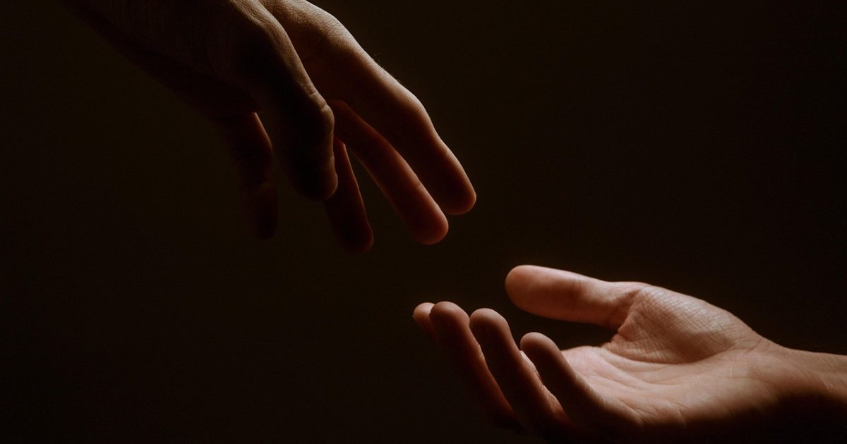 双男主小说内容团队编辑部内景：三名编辑围坐在长桌前对照屏幕上的分类标签墙与书单条目逐条核对，桌面散落便签与纸质稿，窗外是傍晚城市灯光，整体氛围安静专注